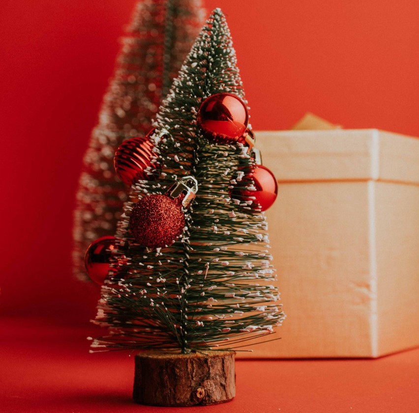 Decorating with Glass Ornaments This Holiday Season